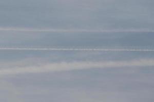 ciel bleu clair et nuages blancs photo