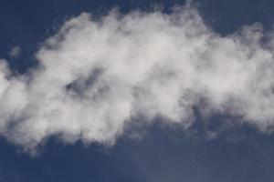 ciel bleu clair et nuages blancs photo