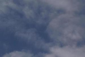 ciel bleu clair et nuages blancs photo