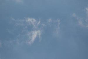 ciel bleu clair et nuages blancs photo