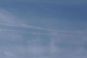 ciel bleu clair et nuages blancs photo