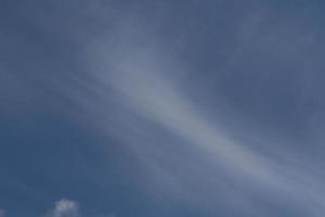 ciel bleu clair et nuages blancs photo