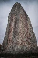 Low angle close-up de grande pierre runique en Suède