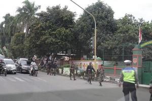 Tegal, décembre 2022. une groupe de gens marchait vers le bas une occupé ville rue, en utilisant divers modes de transport le long de le des arbres et les plantes. photo