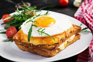 petit déjeuner. français cuisine. croquer Madame sandwich proche en haut sur le tableau. photo