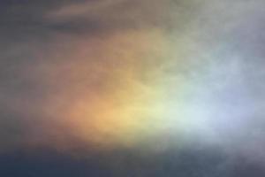 iridescent des nuages sur une bleu ciel photo