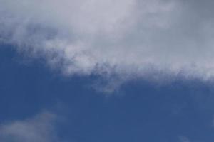 ciel bleu clair et nuages blancs photo