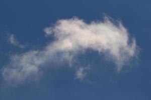 ciel bleu clair et nuages blancs photo