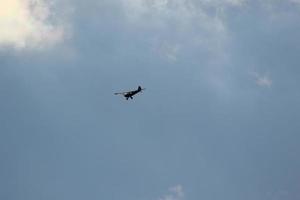 petit avion en volant sur une bleu ciel photo
