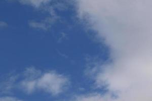 ciel bleu clair et nuages blancs photo