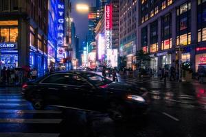 Nouveau york ville, Etats-Unis - août 9, 2019-personnes et touristes promenade parmi le lumières et grattes ciels de temps carré dans Manhattan pendant une été nuit photo