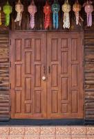 de face vue de entrée bois sculpté porte, thaïlandais style photo