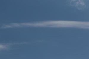 ciel bleu clair et nuages blancs photo