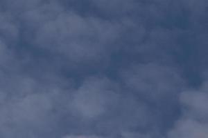 ciel bleu clair et nuages blancs photo