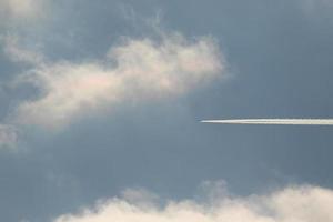 un avion et des traînées de vapeur dans le ciel photo