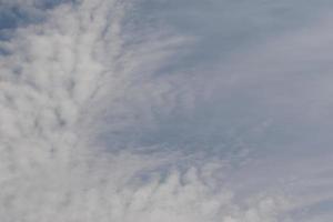 ciel bleu clair et nuages blancs photo