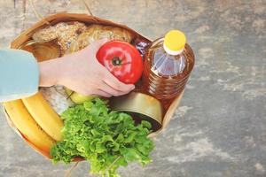 papier carton sac avec des produits. concept de gens engagé dans charité. photo