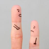 les doigts art de personnes. concept de homme réprimande enfant. photo