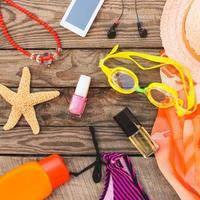 été aux femmes plage accessoires pour votre mer vacances sur le vieux en bois Contexte. tonique image. Haut voir. photo