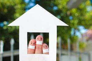 les doigts art de famille avec visage masque à maison. photo