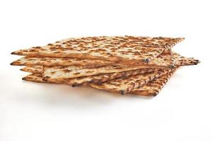 pesach fête concept - juif vacances Pessah. empilés matzah isolé sur blanc Contexte photo