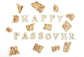 pesach fête concept - juif vacances Pessah. carré matzah cassé dans pièces isolé sur blanc Contexte. content Pâque caractères photo