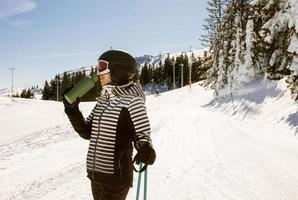 Jeune femme enjoing hiver journée de ski amusement dans le neige photo