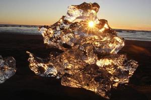 la glace sur le plage à lever du soleil photo