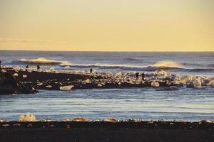 lever du soleil à diamant plage, près jokulsarlon lagune, Islande photo