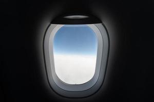 vue de la fenêtre de l'avion sur le ciel nuageux et la terre. beau paysage depuis la cabine de l'avion. voler sans crainte de voler, d'incidents et de turbulences. photo