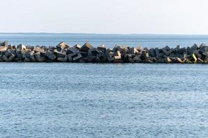 paysage marin minimalisme. rêves de voyage, espace de copie. vue imprenable sur mer avec brise-lames. eau de mer bleue calme. photo