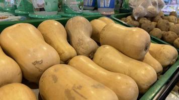 beaucoup de citrouilles dans le supermarché photo