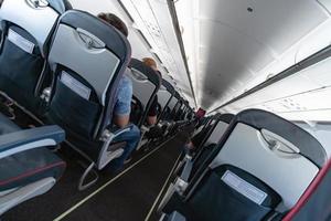 sièges de cabine d'avion avec passagers. classe économique des nouvelles compagnies low-cost les moins chères. voyage voyage dans un autre pays. turbulences en vol. photo