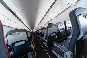 sièges de cabine d'avion avec passagers. classe économique des nouvelles compagnies low-cost les moins chères. voyage voyage dans un autre pays. turbulences en vol. photo