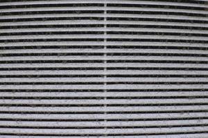 grille de ventilation d'air sale de cvc avec filtre bouché. photo