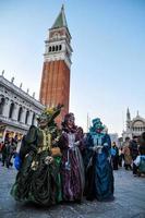 personnes non identifiées portant des masques de carnaval au carnaval de venise à venise, italie, vers février 2022 photo