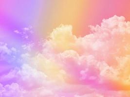 beauté douce pastel violet orange coloré avec des nuages moelleux sur le ciel. image arc-en-ciel multicolore. fantaisie abstraite lumière croissante photo