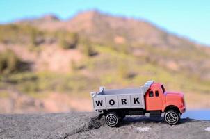 camion jouet sur le rocher photo