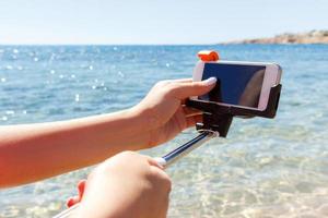 fille prendre une selfie avec sa bâton - mode de vie, vacances et technologie concept photo