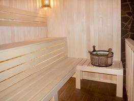 finlandais sauna intérieur, classique en bois sauna, russe sauna, sauna accessoires dans une village bain. spa concept photo