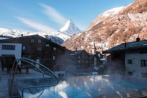 luxe infini en plein air bassin avec un incroyable vue à le Matterhorn de pointe dans zermatt, Suisse. photo