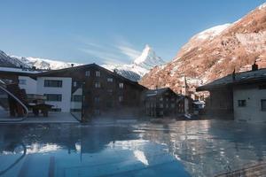 luxe infini en plein air bassin avec un incroyable vue à le Matterhorn de pointe dans zermatt, Suisse. photo