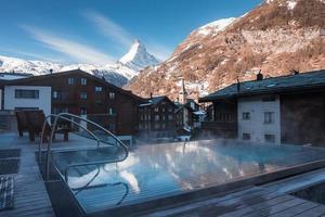 luxe infini en plein air bassin avec un incroyable vue à le Matterhorn de pointe dans zermatt, Suisse. photo