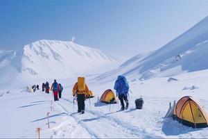 groupe de Montagne grimpeurs montée le pente à le de pointe dans ensoleillé temps avec traîneaux et tentes équipement pour pendant la nuit séjours photo