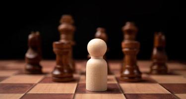 la confrontation d'un nouveau chef d'entreprise avec le roi des échecs est un défi pour un nouvel acteur commercial, la stratégie et la vision sont la clé du succès. concept de compétition et de leadership photo