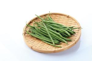 français vert haricot ou buncis sur bambou assiette photo