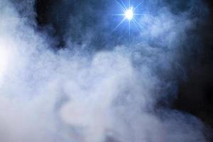 étape fumée bleu avec lumière faisceau.fumée étoile. photo