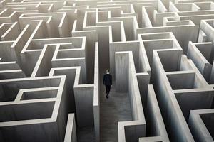 homme d'affaire en marchant dans labyrinthe ciment mur à Succès façon et découverte Solution photo