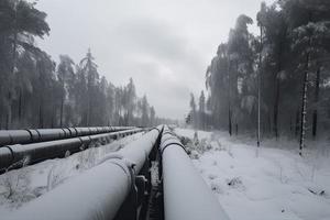 énorme industriel pipelines de central chauffage système. neige sur tuyaux photo