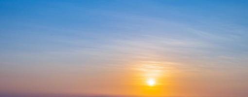 le coucher du soleil ciel scène avec une brillant d'or lumière. magnifique lever du soleil avec des nuages doux. la nature Contexte concept photo
